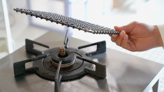 キャンプ飯をより美味しく！極太ワイヤー×窒化処理でサビ、歪み