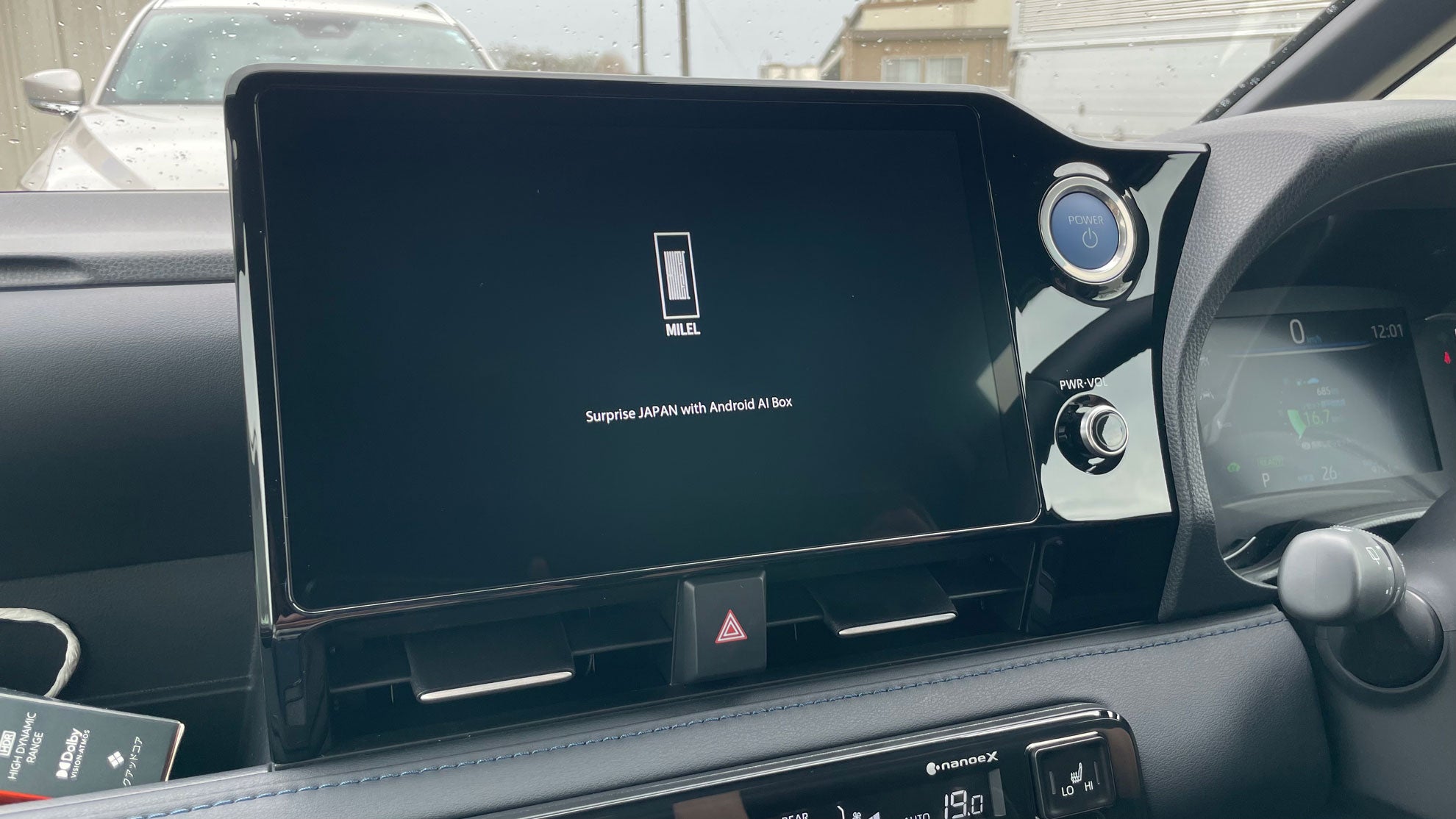 挿すだけでカーナビがAndroidスマホに！車でアプリが自由に使えるMILEL 