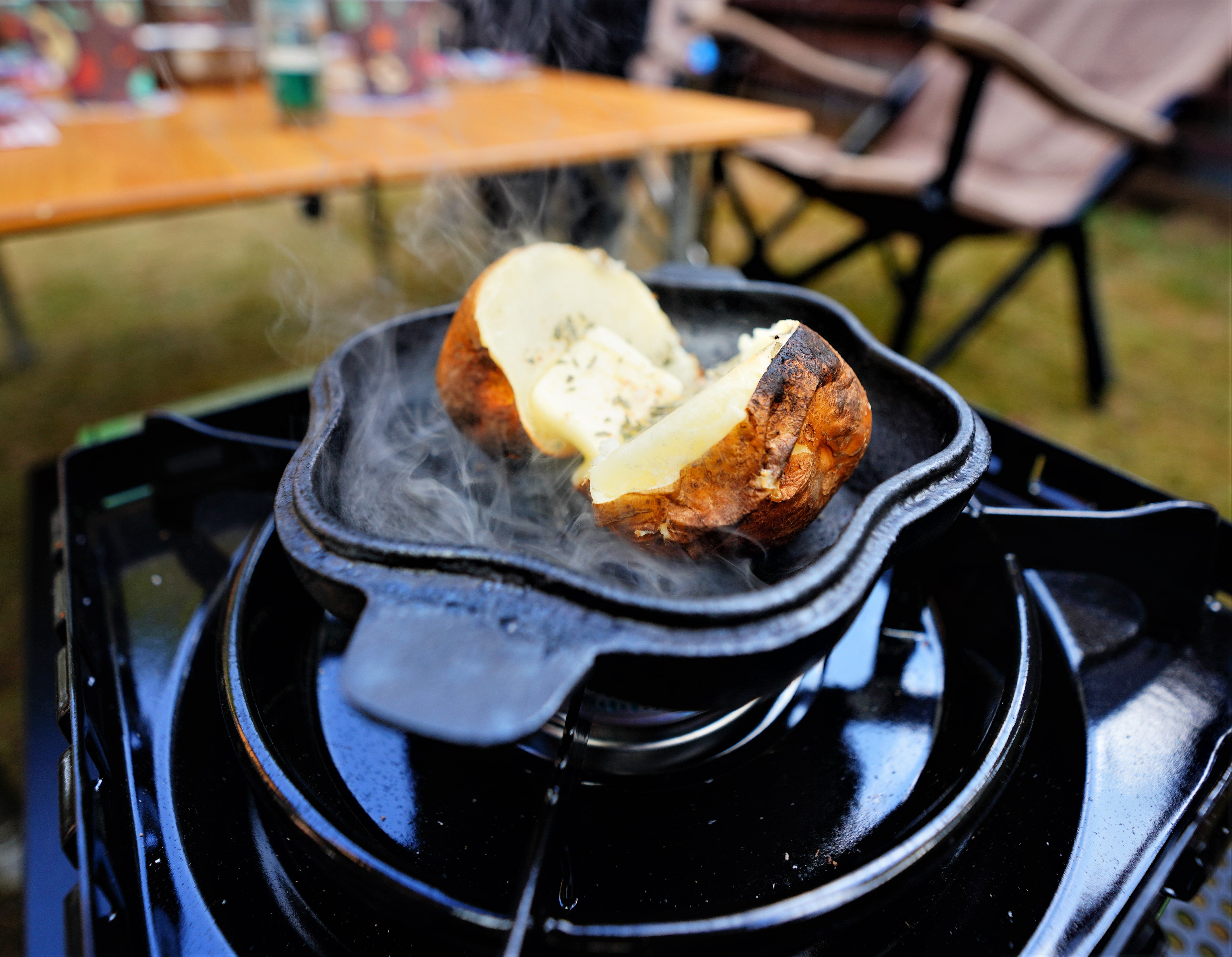 蓋をして温めるだけ。キャンプ料理を簡単に美味しく！鋳鉄ロースター