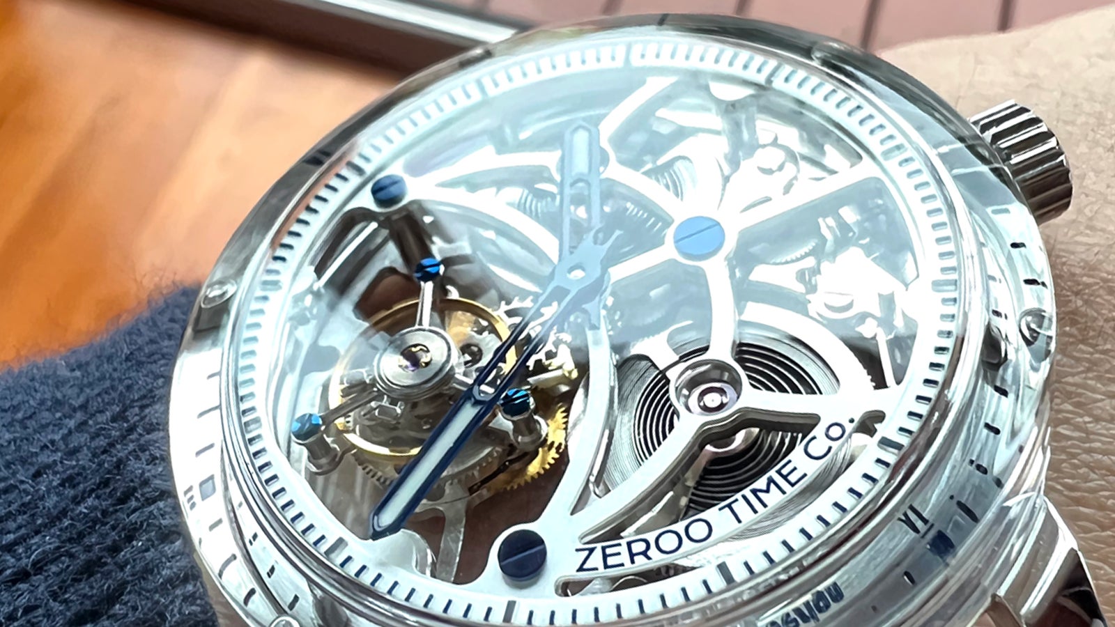 ZEROO新作！クリスタルで覆われたフルスケルトンのトゥール