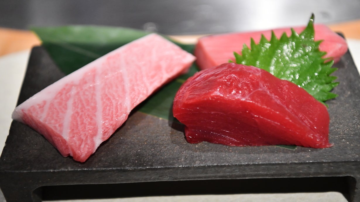 本マグロ柵をご自宅で楽しめるプラン！鮪達人のマグロ解体ショーを支援