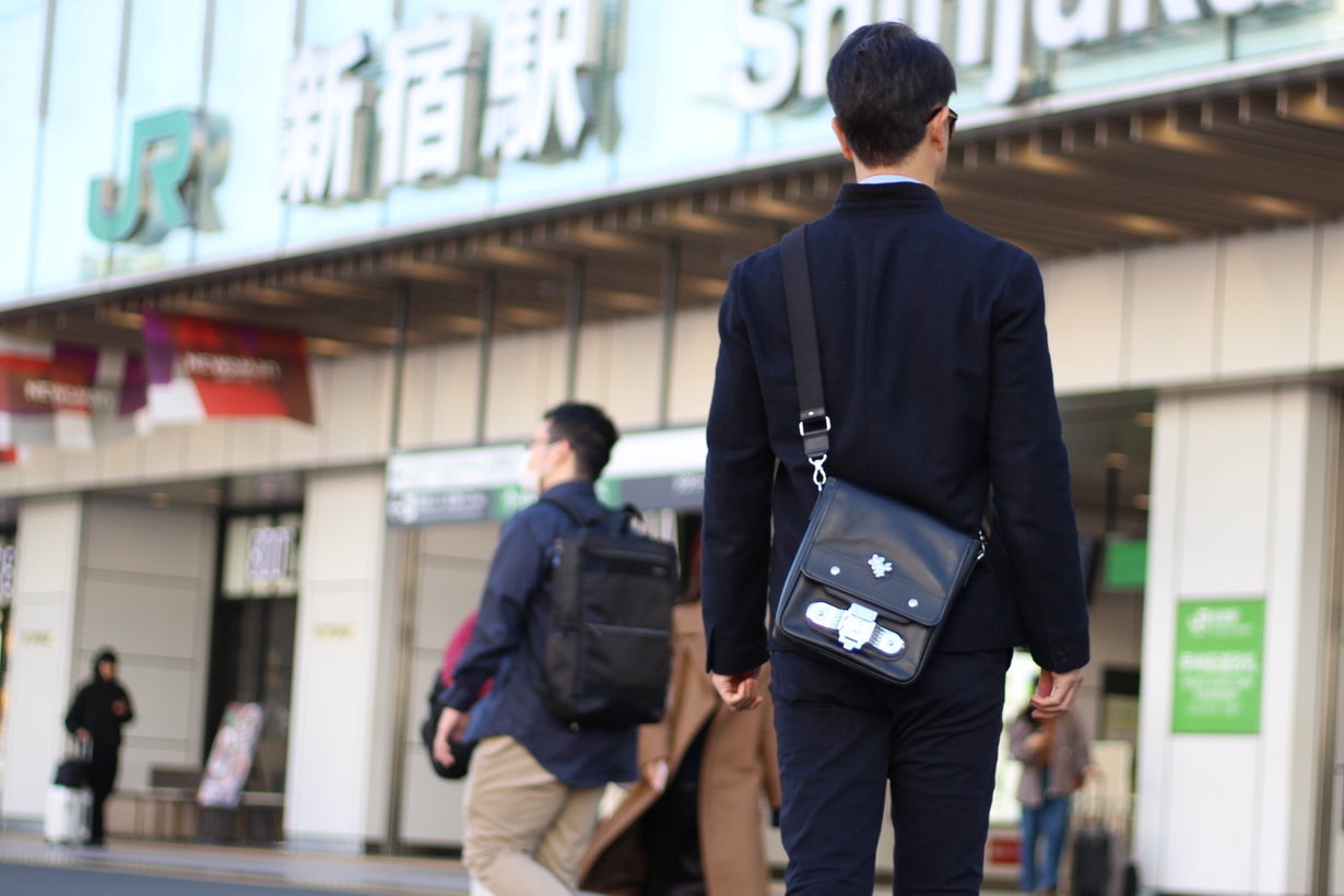 遊び心と実用性の融合！ランドセル要素たっぷり大人の本革『ショルダー