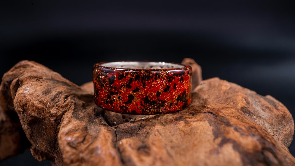 伝統工芸美を指元に。経年変化で世界に一つだけの色合に育てる「銀線