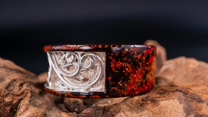 伝統工芸美を指元に。経年変化で世界に一つだけの色合に育てる「銀線