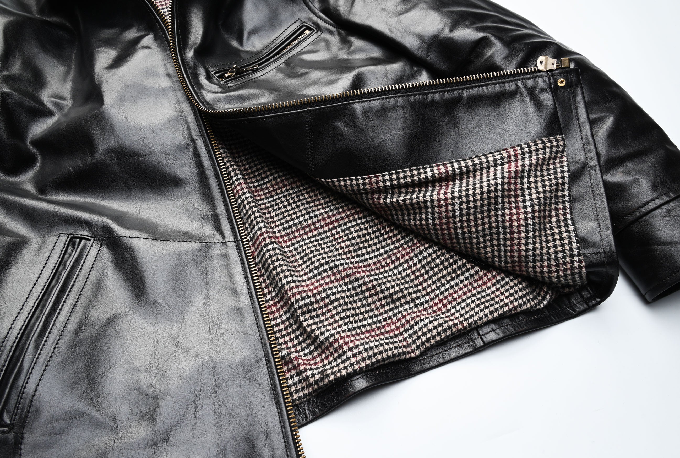 シンプルながらもクラシックな雰囲気を纏う・茶芯馬革レザー