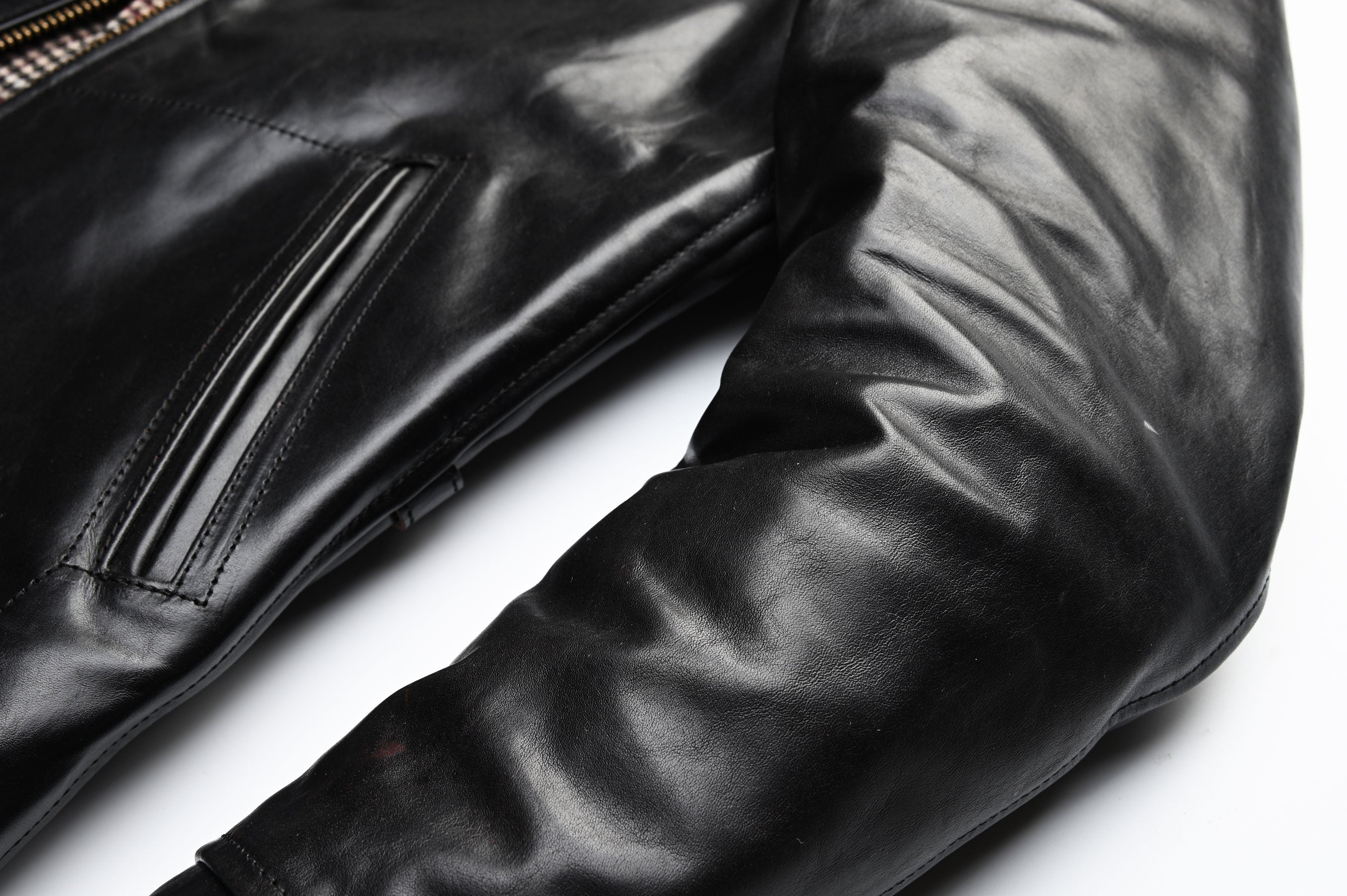 シンプルながらもクラシックな雰囲気を纏う・茶芯馬革レザージャケット