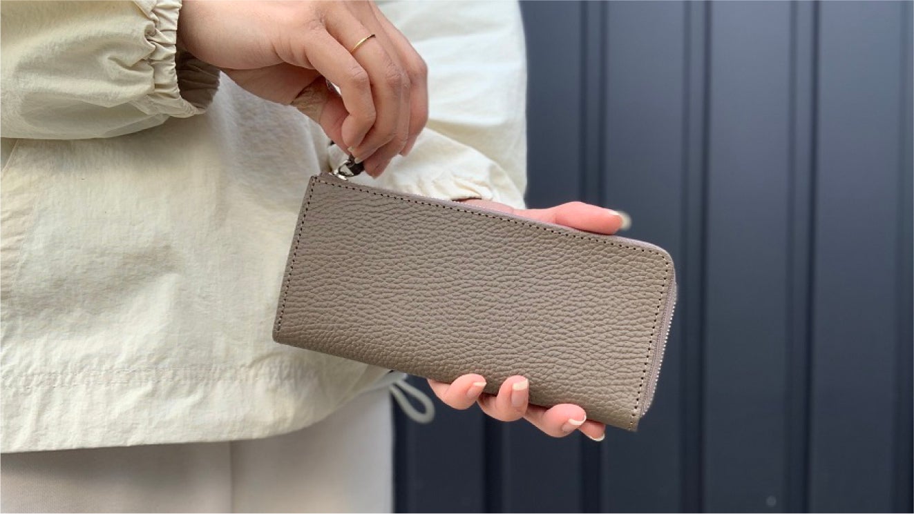 最終お値下げ。格安！！ファミリア長財布 極小Lファスナー長財布」紙幣を折らずに50枚収納！日本製長財布