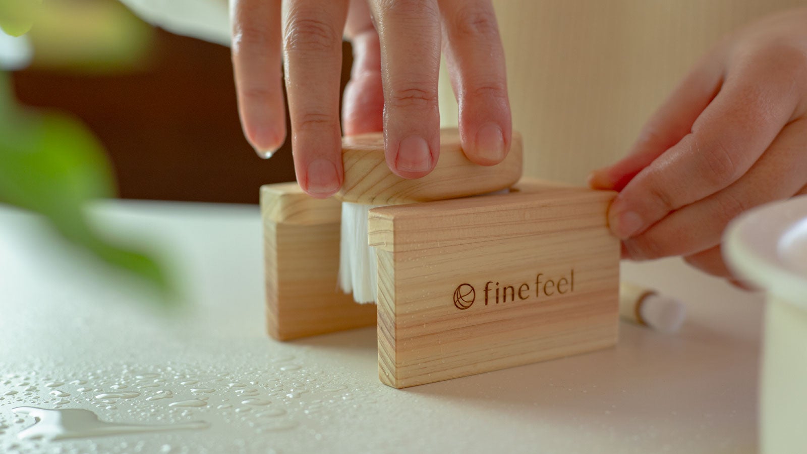 マスクオフした肌の汚れを極細繊維で優しく洗顔 fine feel熊野筆