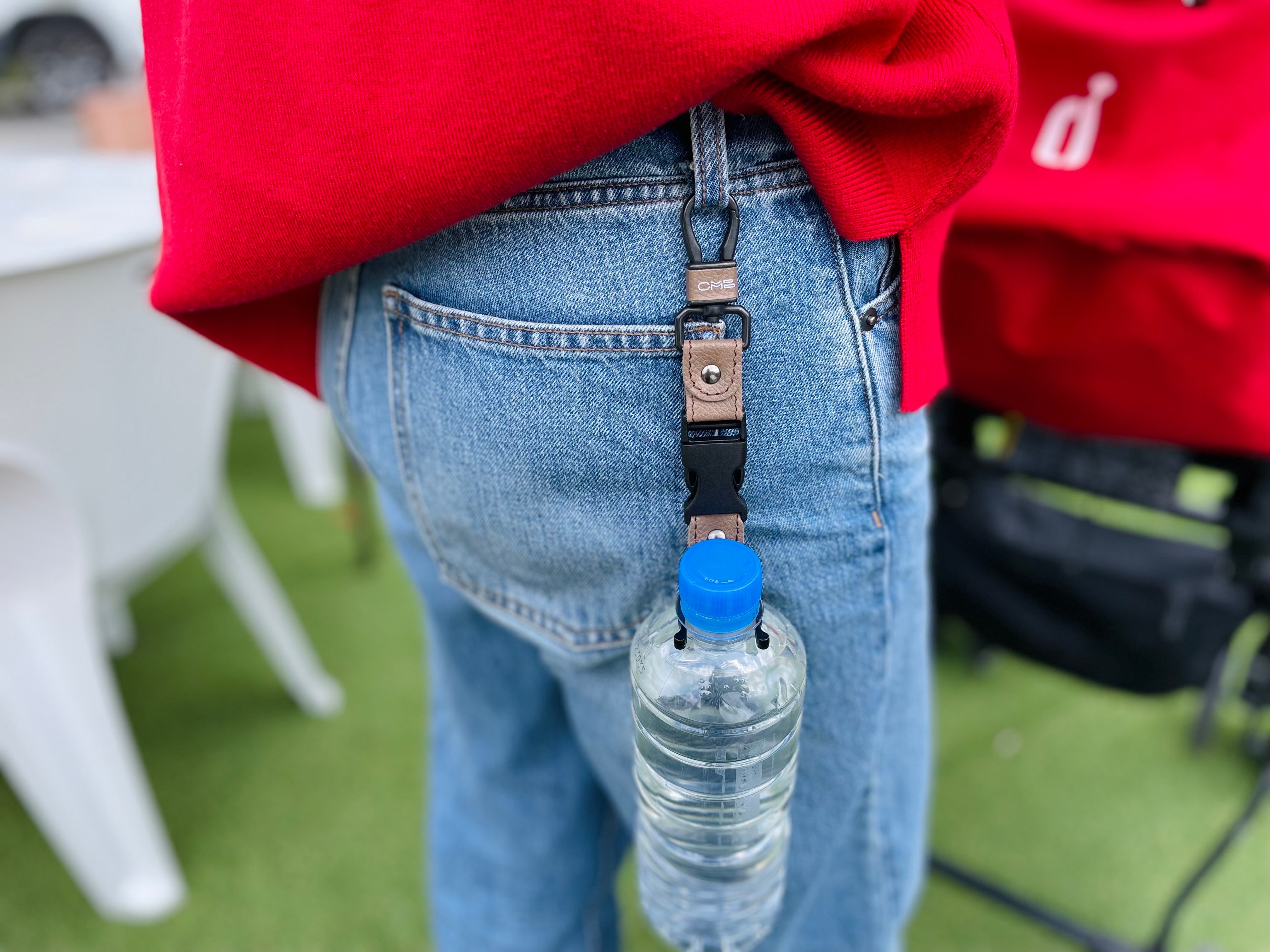 本革だけど濡れても平気！夏を身軽に楽しむ【本革防水ボトルホルダー