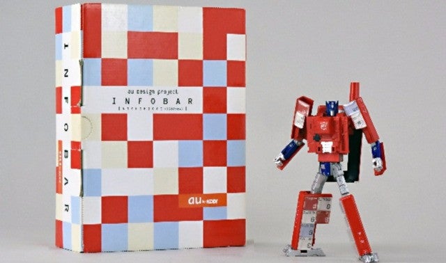 au INFOBARがトランスフォーマーに。携帯電話型変形フィギュアを限定 