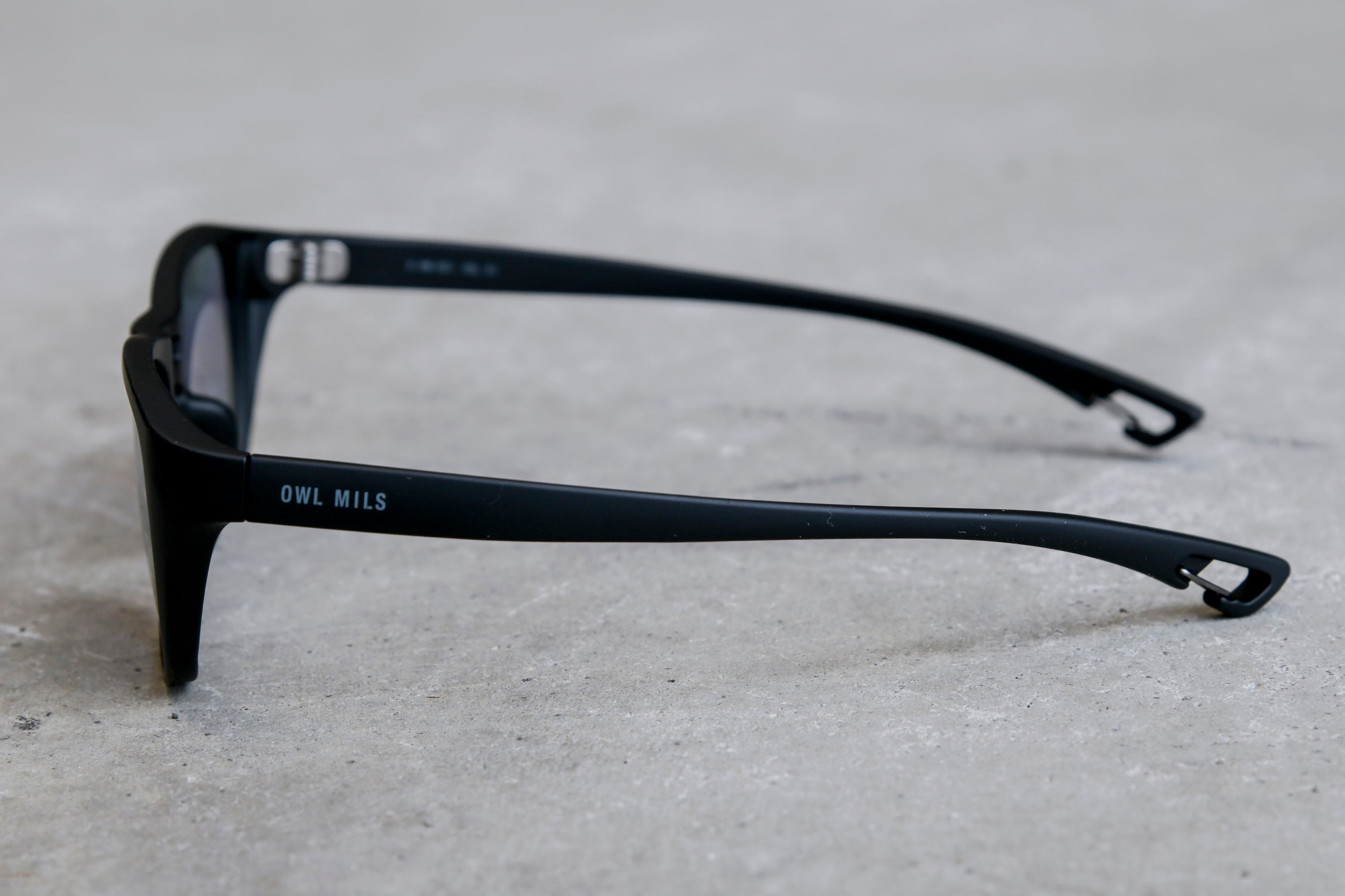 ベーシックで機能性をプラス！ハイスペックレンズ採用「OWL MILS