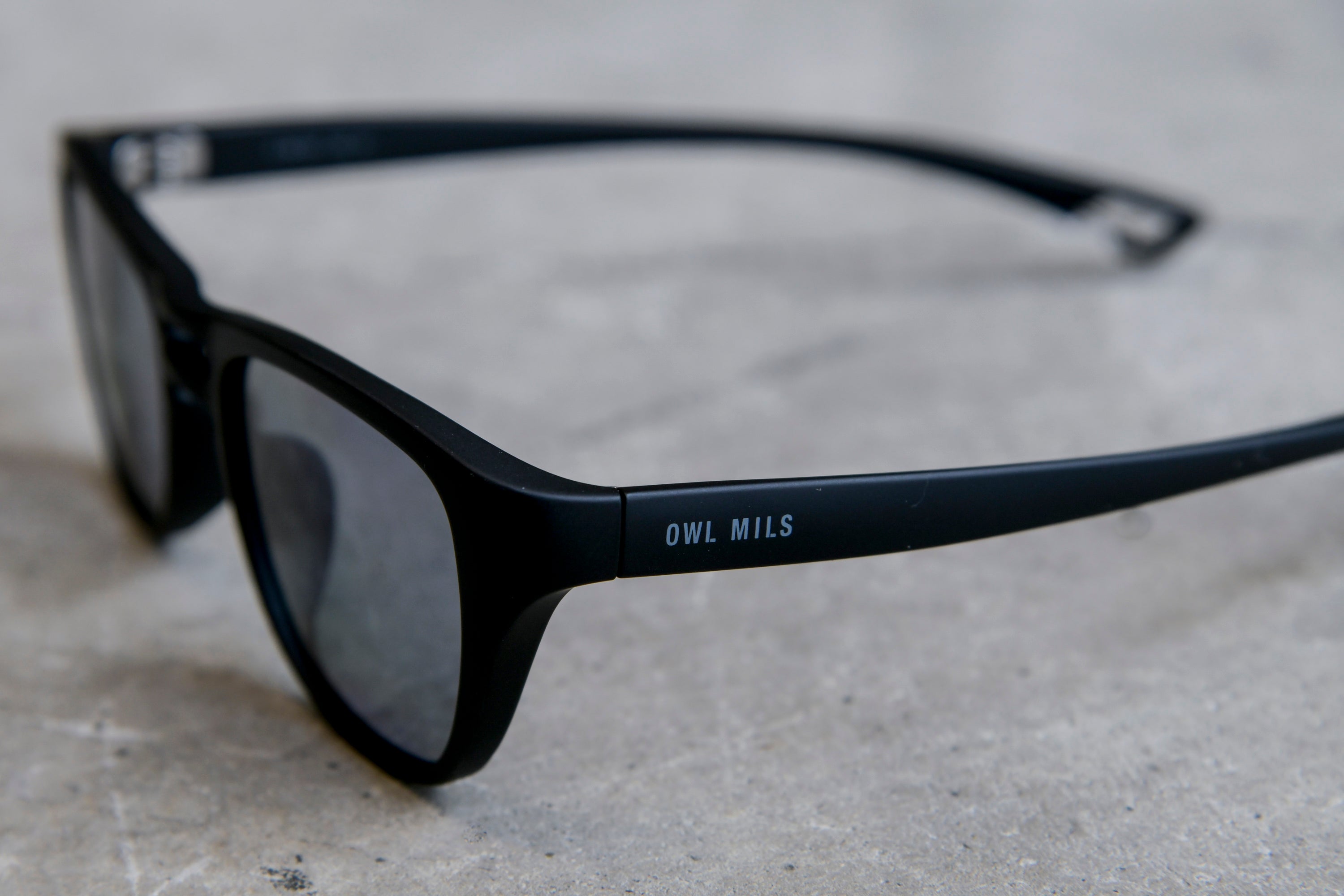 OWL MILLS Ares / ブラックサングラス ケース付き OWL MILLS Ares / ブラックサングラス ケース付き Ares | OWL MILS