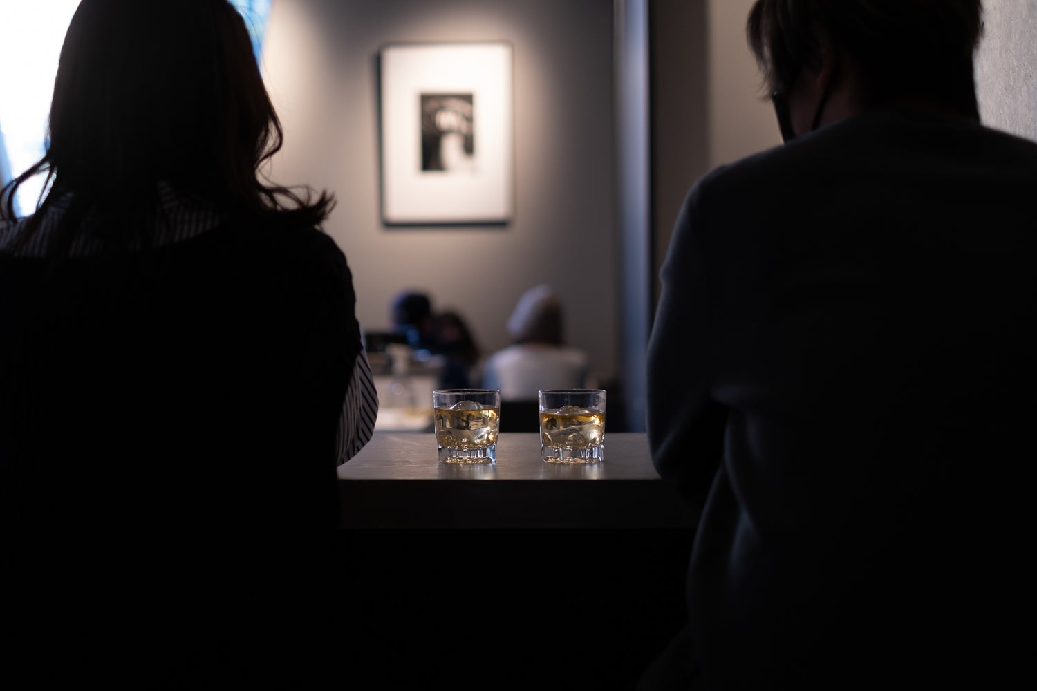 中目黒発のクラフトジン、250本限定生産。グラス越しに夕暮れのナカメ