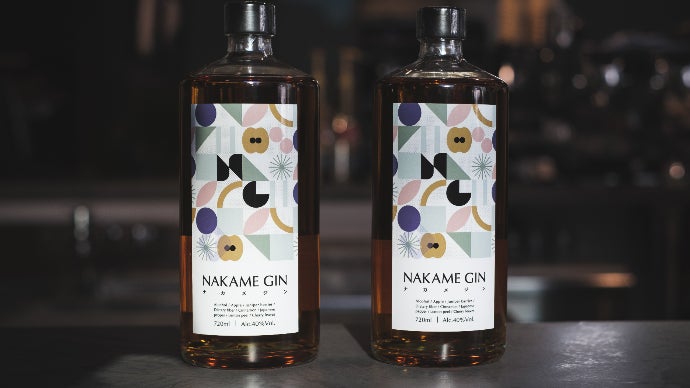 中目黒発のクラフトジン、250本限定生産。グラス越しに夕暮れの