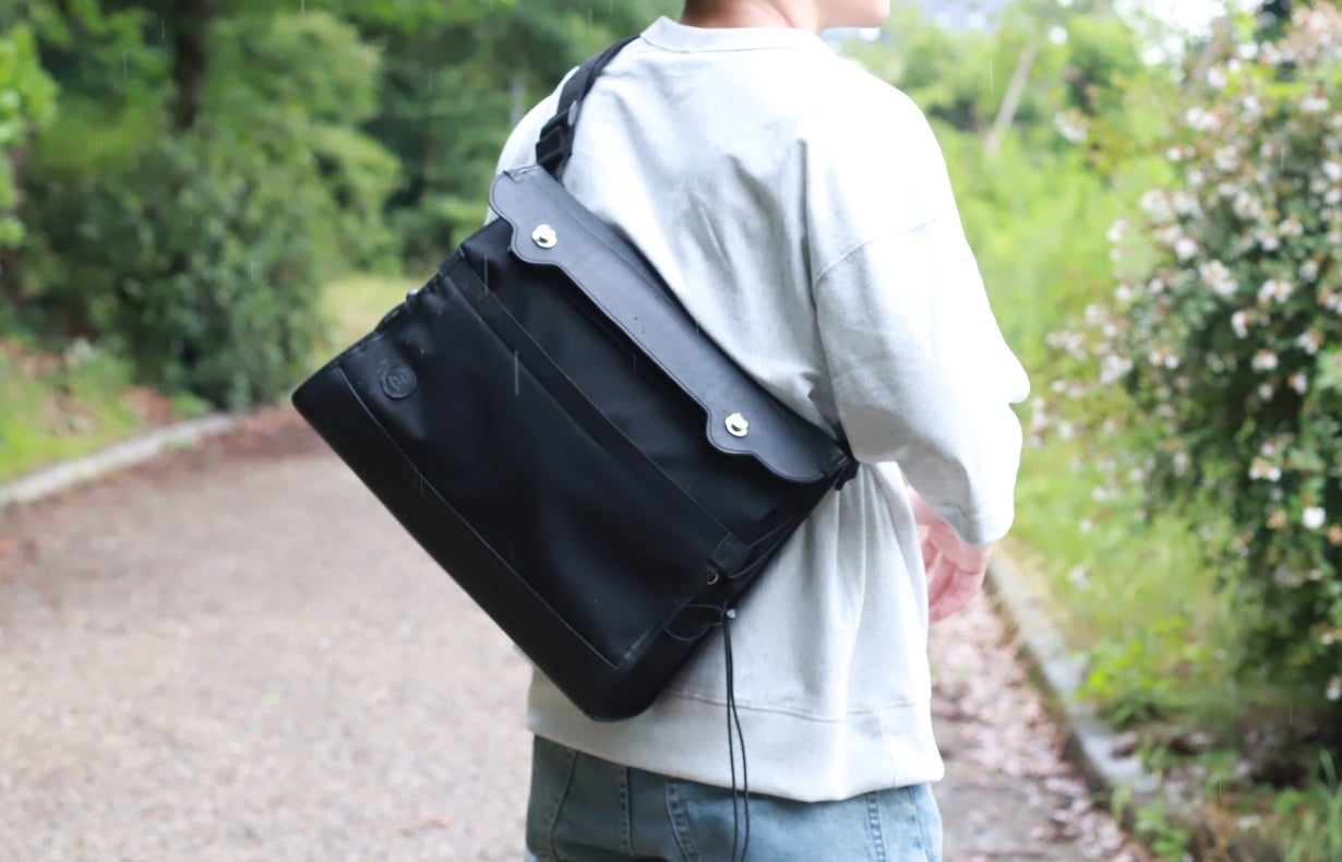 財布と鞄が一つになる！ガバッと開いて中身が一目瞭然、郵便屋さんの