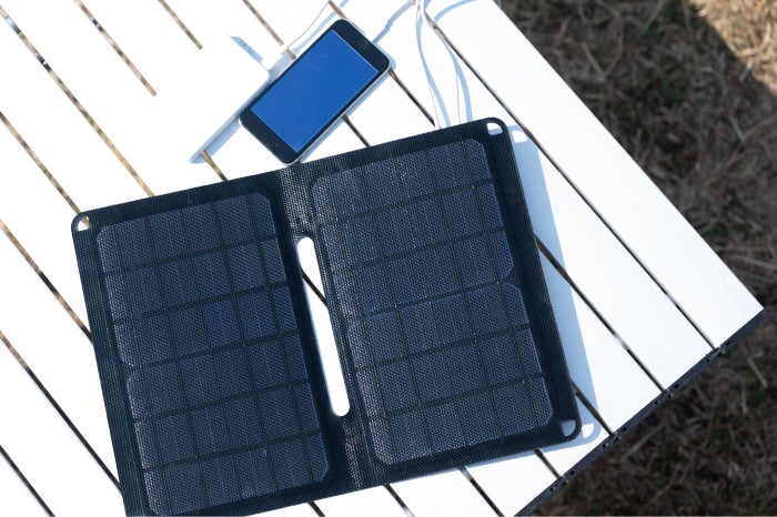 アウトドアやキャンプ、災害時に大活躍！A4・厚さ約2.5mmのソーラー