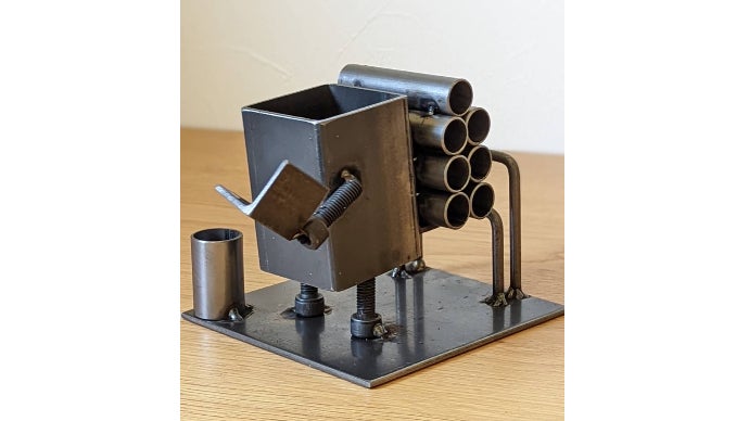 SDGs・町工場のゴミの山から生まれた、まだ名もないロボットペン立て