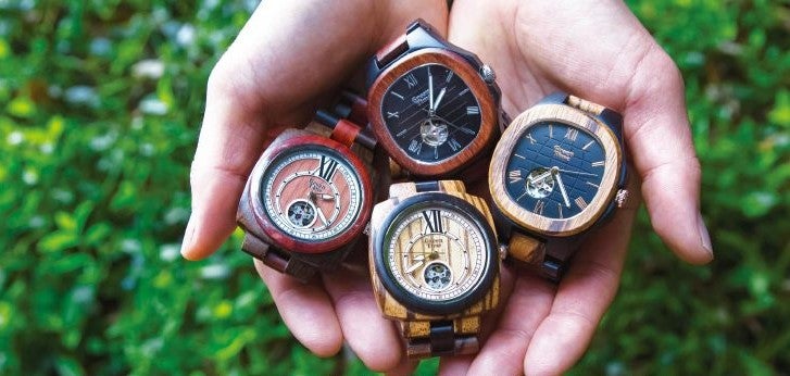 スケルトンフェイスで時を刻む瞬間を 高級感光るオートマチックと木製