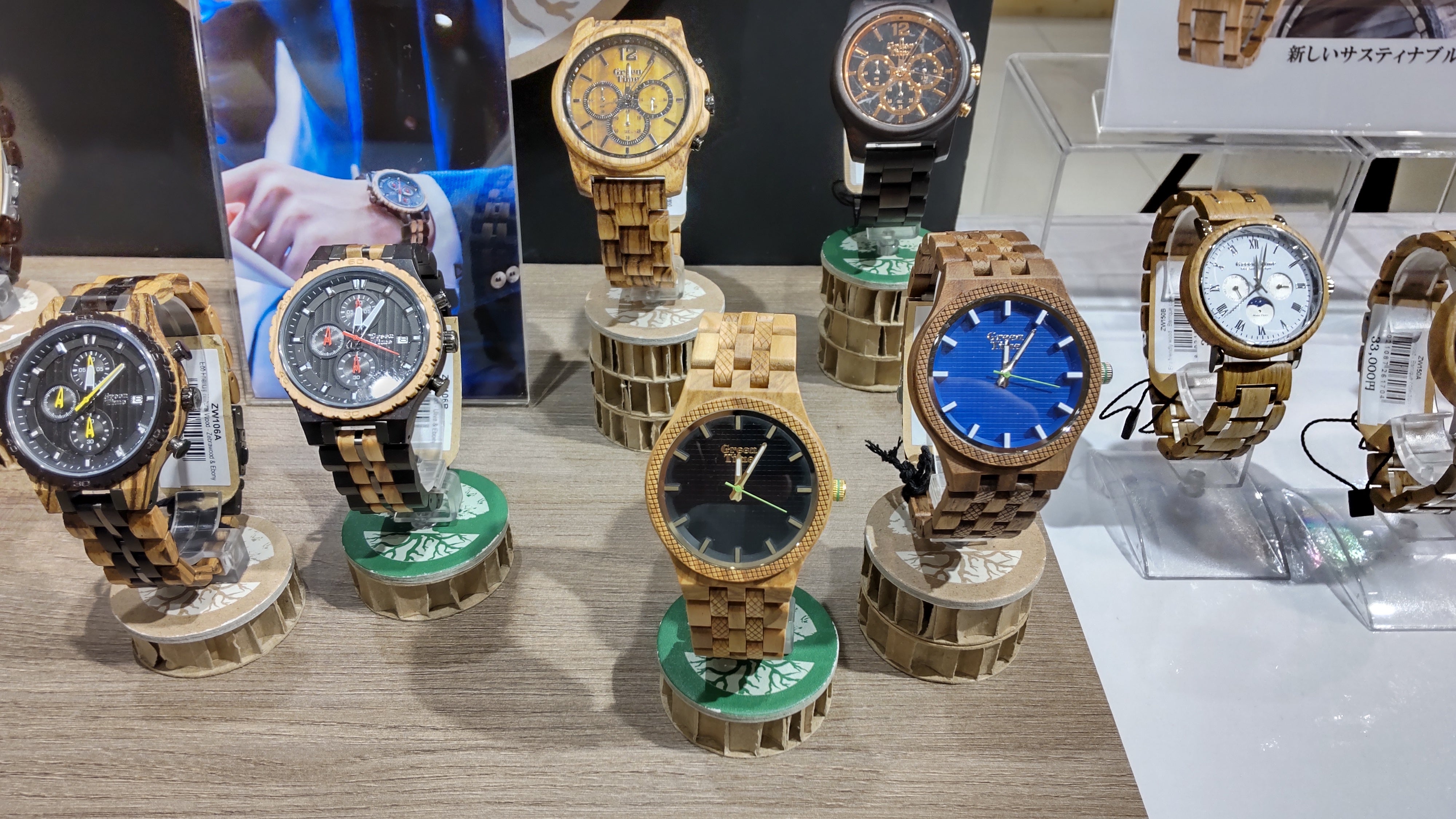 スケルトンフェイスで時を刻む瞬間を 高級感光るオートマチックと木製