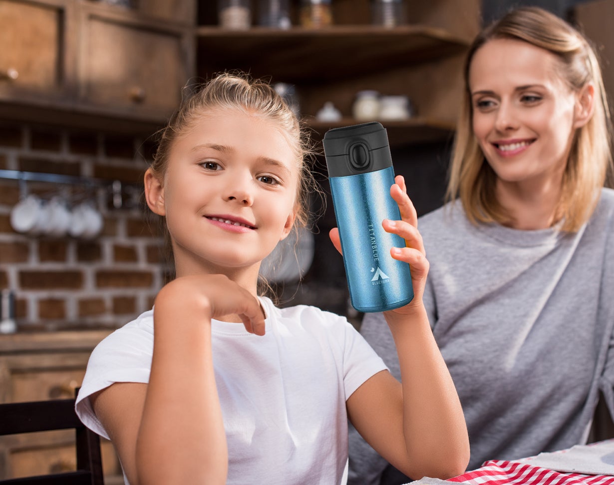 衝撃の軽さと飲みやすさ。純チタン製真空ボトル「TITANBLUE 4.0