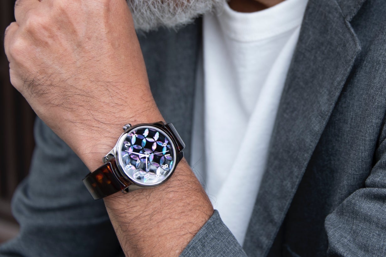 宝石のような虹色の光沢。特別限定販売、 鯖江バングルウォッチ×藍紅