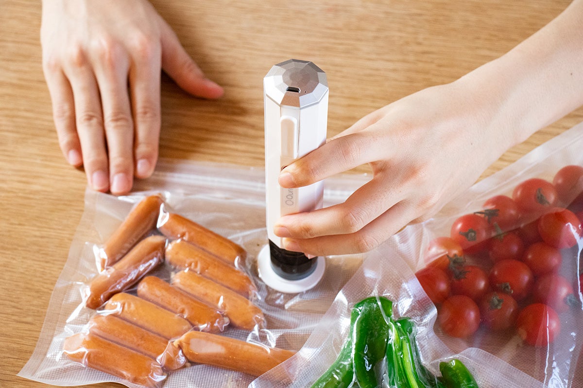 ワンタッチで食材を長期保存！片手でパッと使える真空パック機「らっく