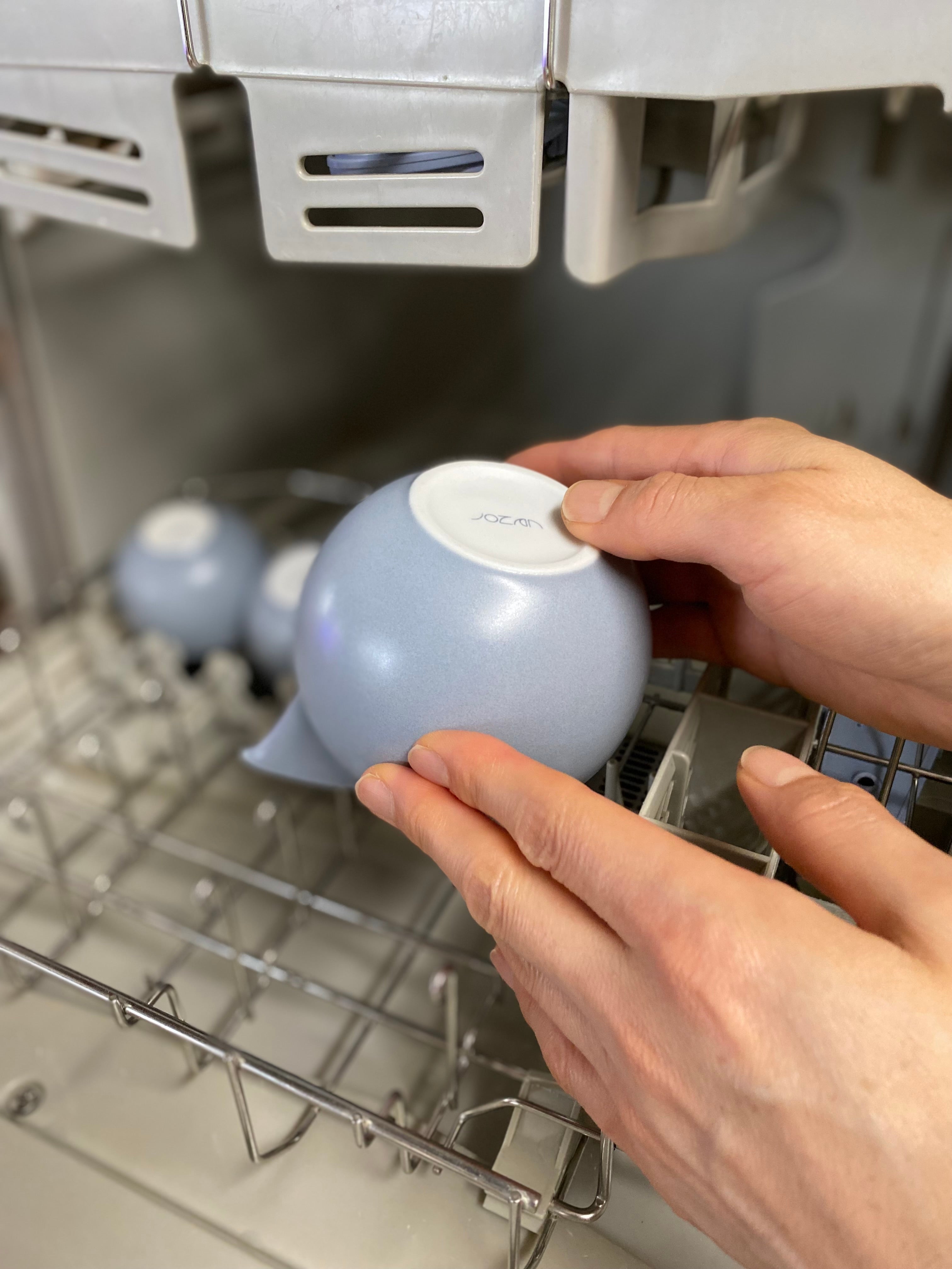 氷ポケットの付いた陶磁器製とっくり。花冷え続く