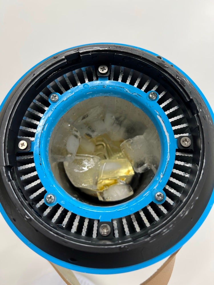 ミストも水フィルターも使わず空気を冷やす。熱交換方式の冷風機
