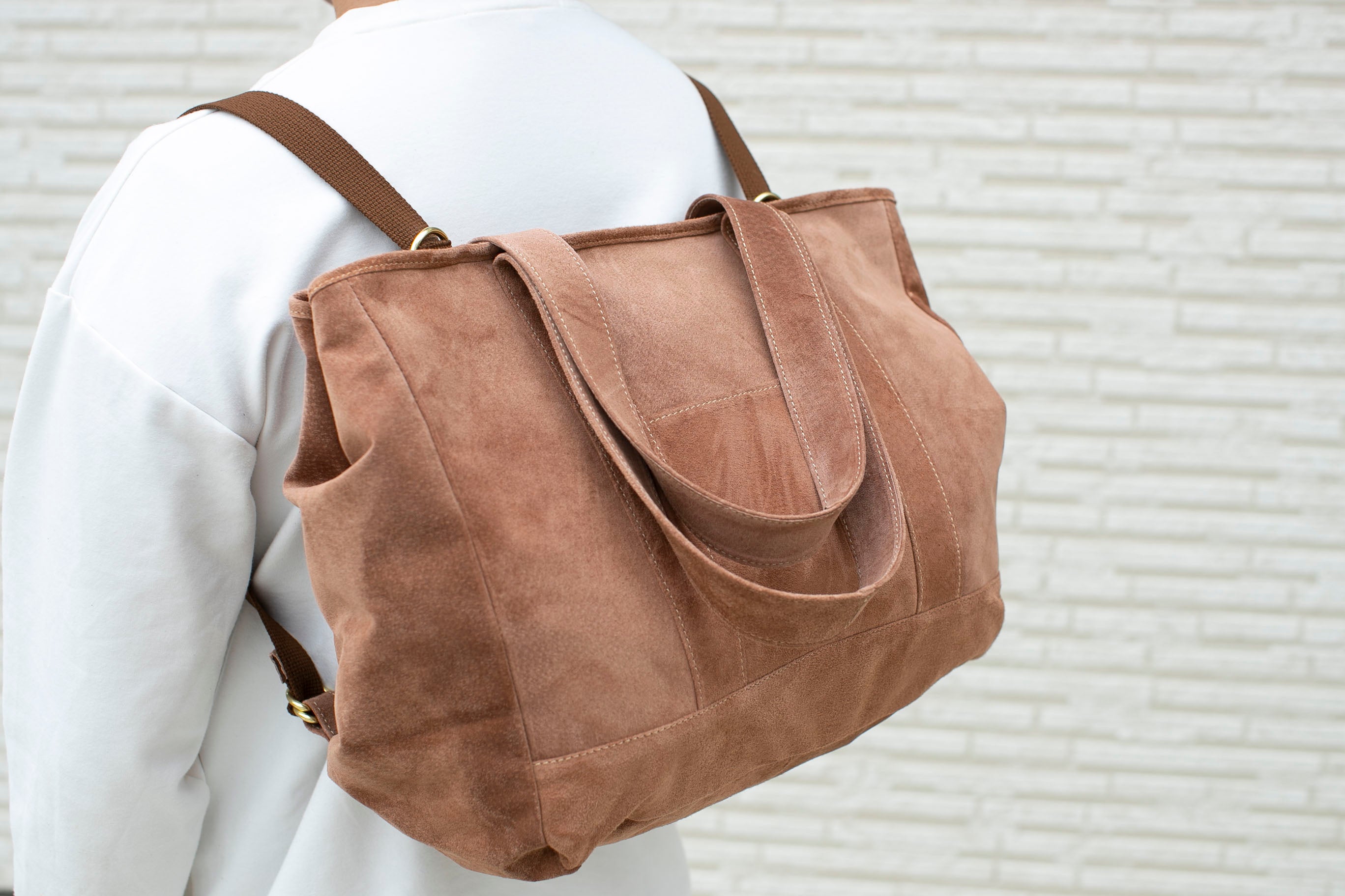 本革でお洒落だから夫婦で使える「2WAYマザーズバッグ」｜マクアケ