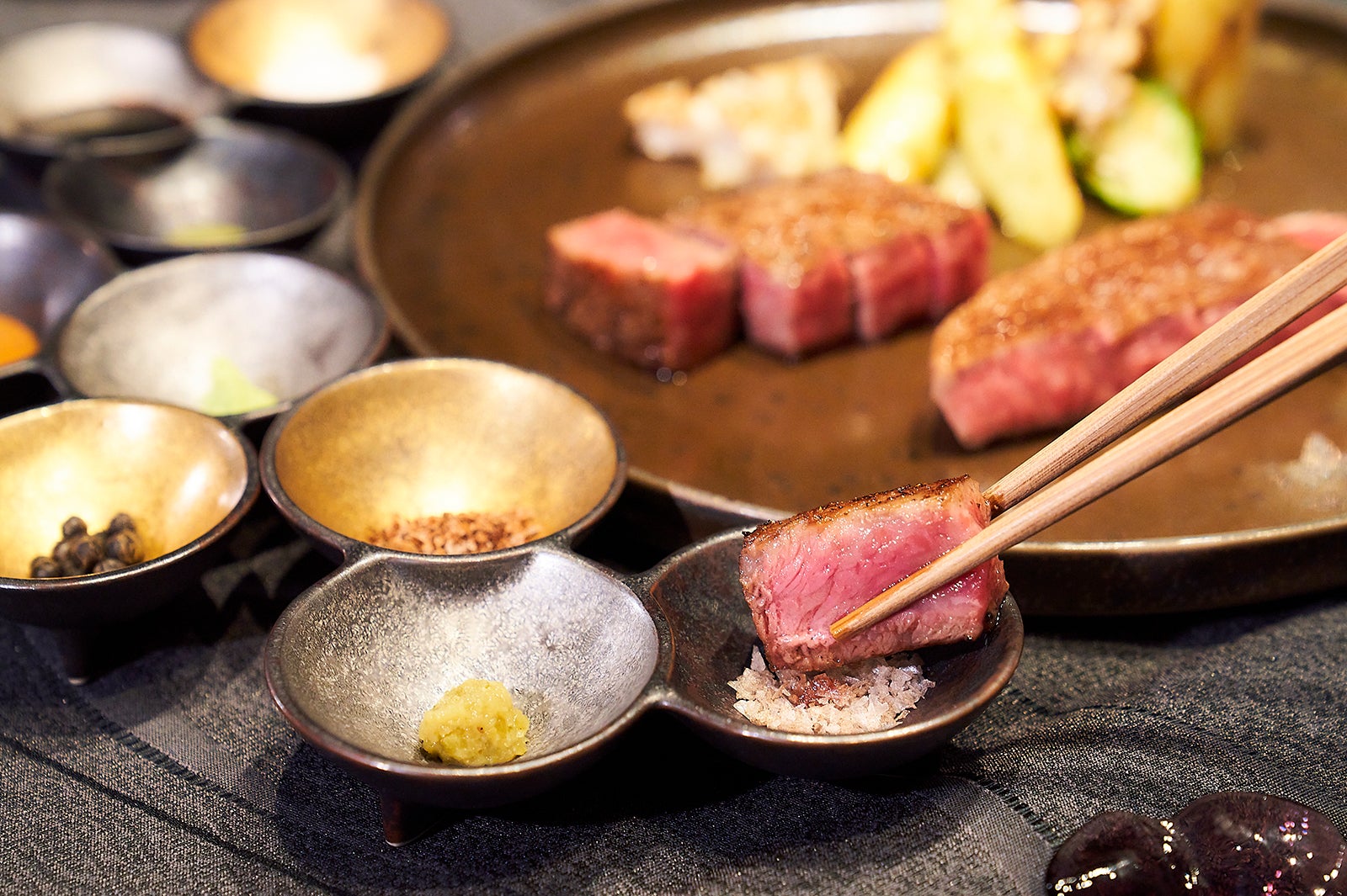 南青山の隠れ家個室で味わう鉄板焼肉。シェフを独占できる特別コースを
