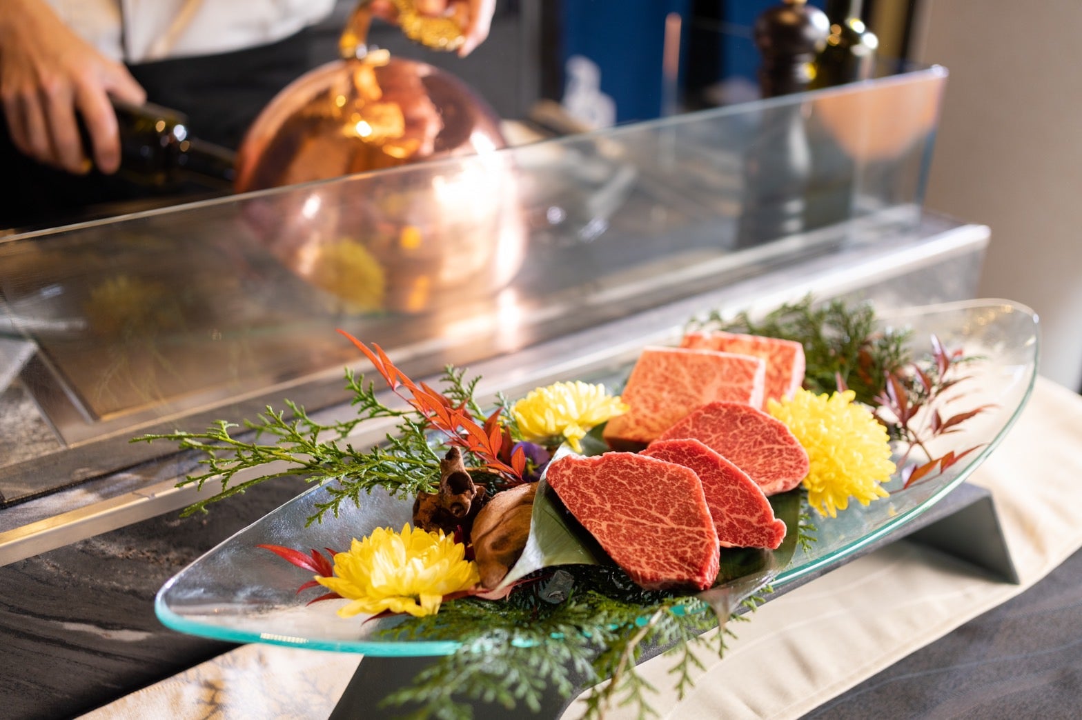 南青山の隠れ家個室で味わう鉄板焼肉。シェフを独占できる特別コースを
