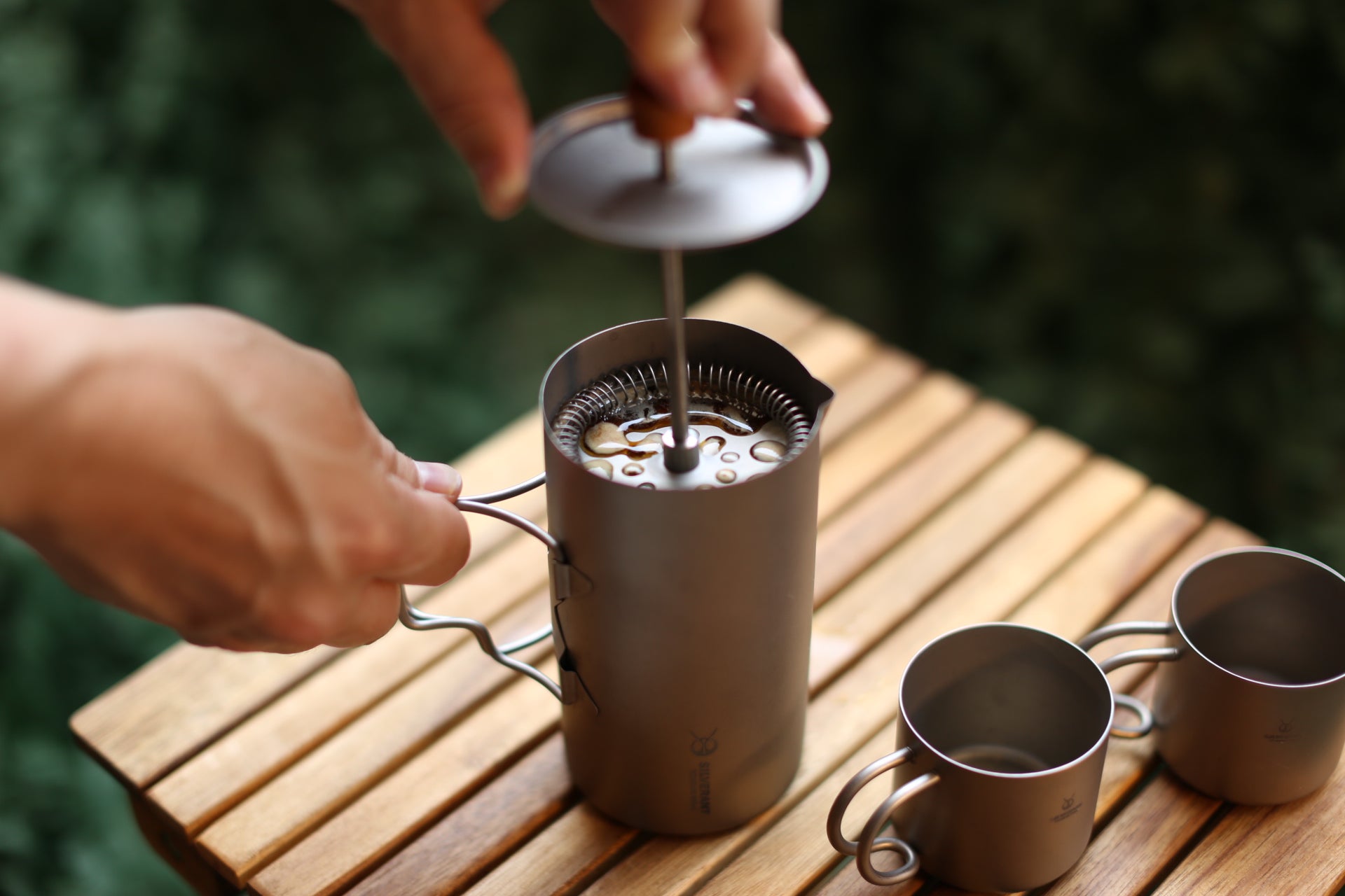 究極のアウトドアギア【純チタン】コーヒーフレンチプレスと