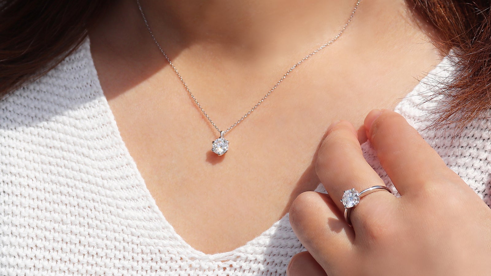 ダイヤモンドの2.4倍の煌めき　隕石から発見されたモアサナイトWGリング　２ｃｔ ダイヤモンドの2.4倍の煌めき 隕石から発見されたモアサナイトWG