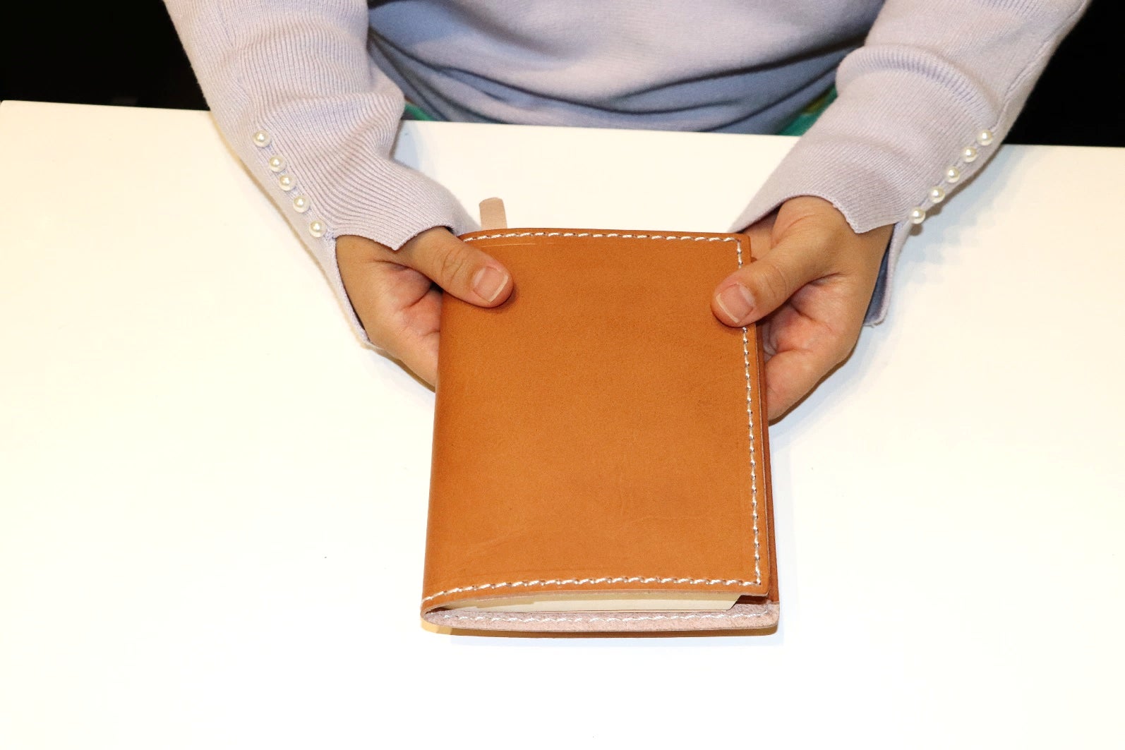 使えば使うほどあなた好みに！天然極厚ヌメ革から生まれた「文庫本専用