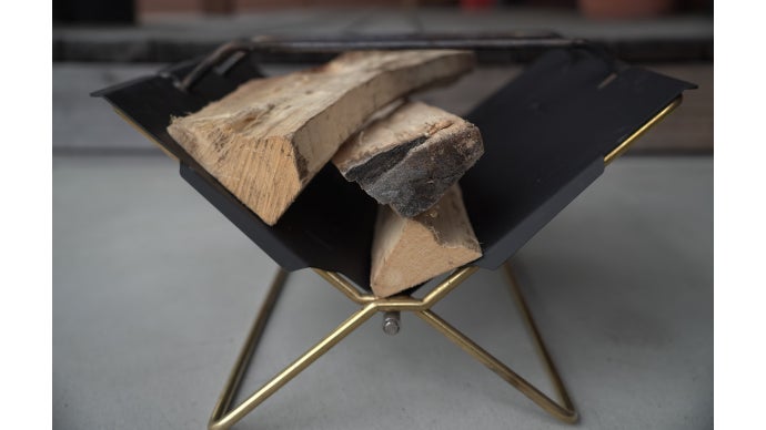 一生モノの焚き火台を。真鍮とブラック本体による美しさ、ワン