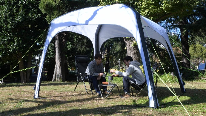 ポンプ一つで簡単組立！フレームが空気で出来た、軽量タープテント