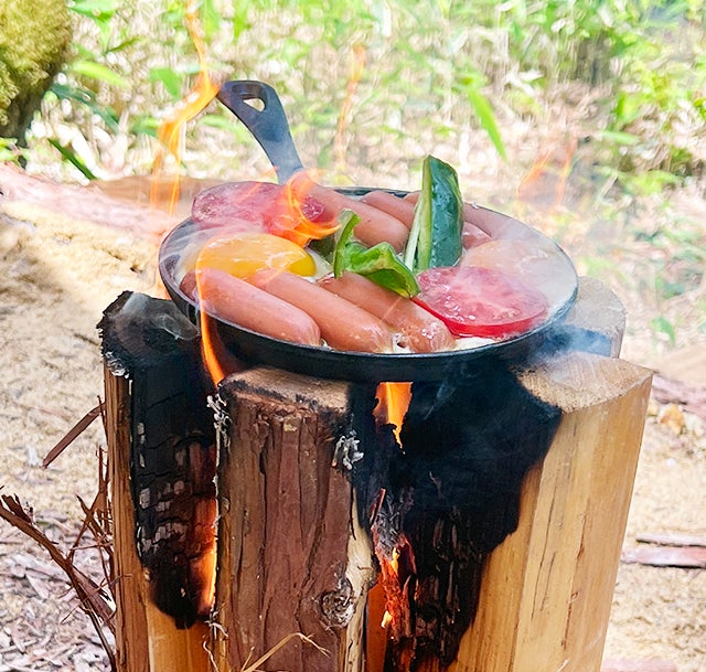 スウェーデントーチの炎を灯す】キャンプの焚き火をワンランクアップ