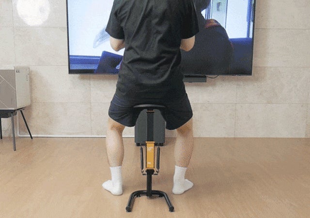 さっと取り出して座るだけ!誰でも簡単にスクワットができる！新概念