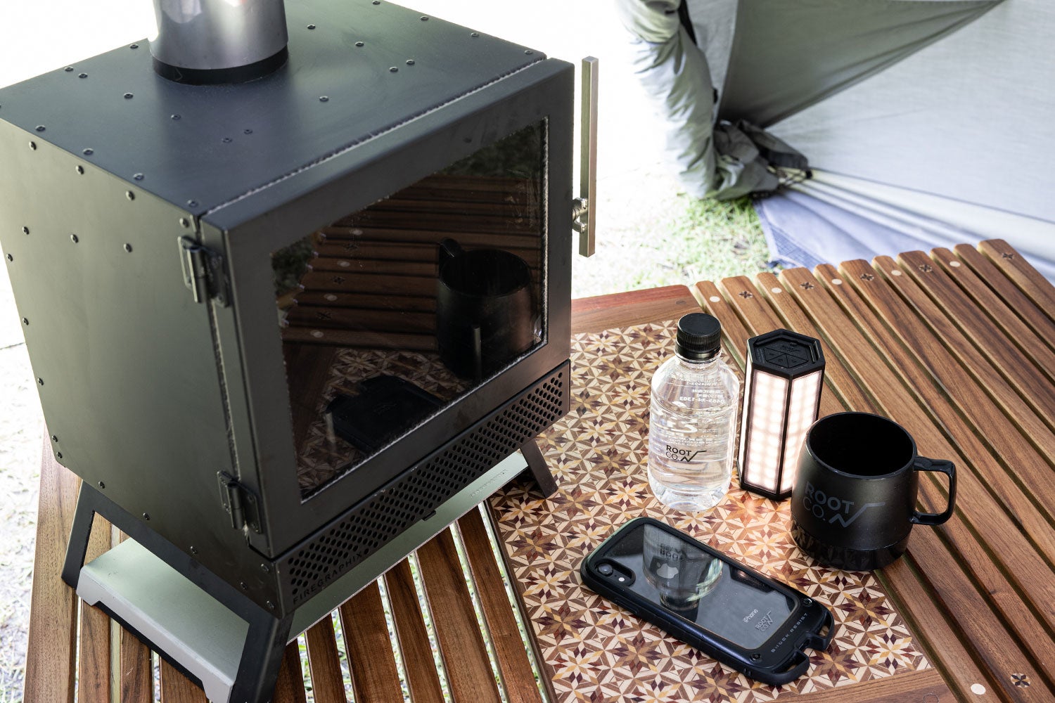 ゆらぎの炎で自分だけの没入空間を。薪ストーブBLISSがコンパクトに