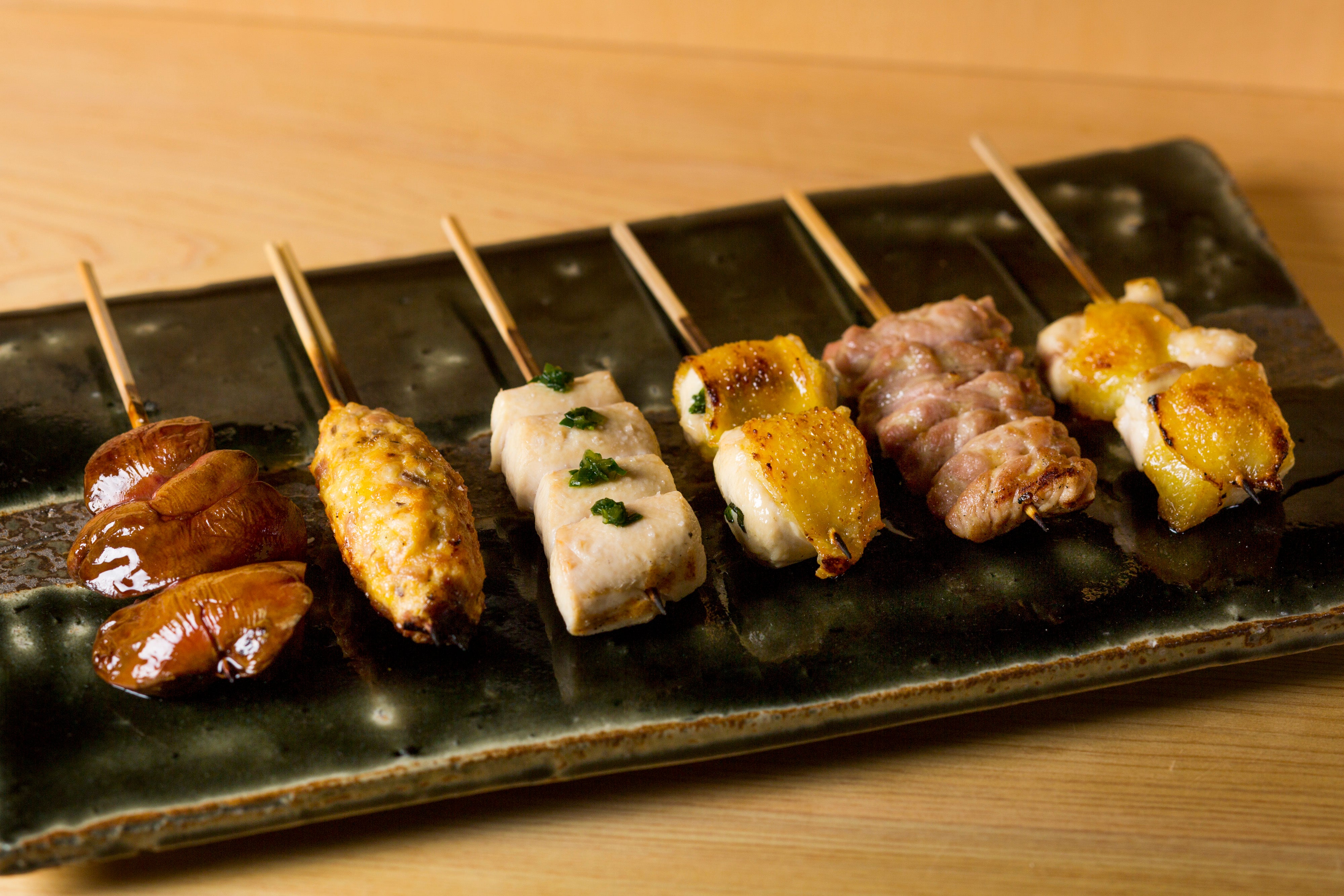 どれだけ食べても8000円！激レア地鶏を味わい尽くす、おまかせ焼鳥店が