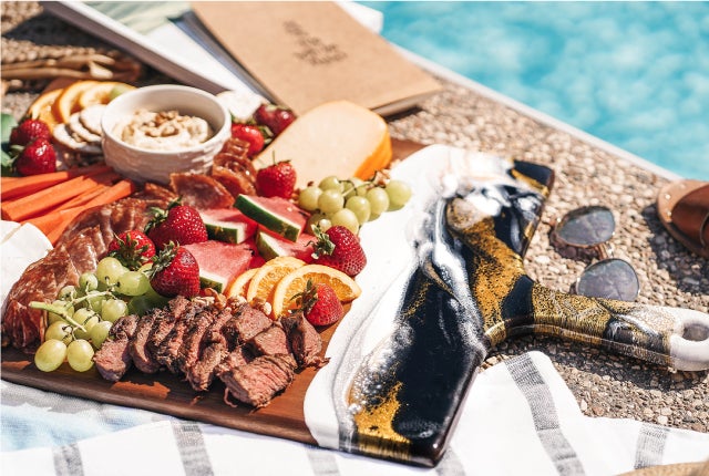 盛って華やぐ食事が楽しくなるカナダのアートプレート/アカシア