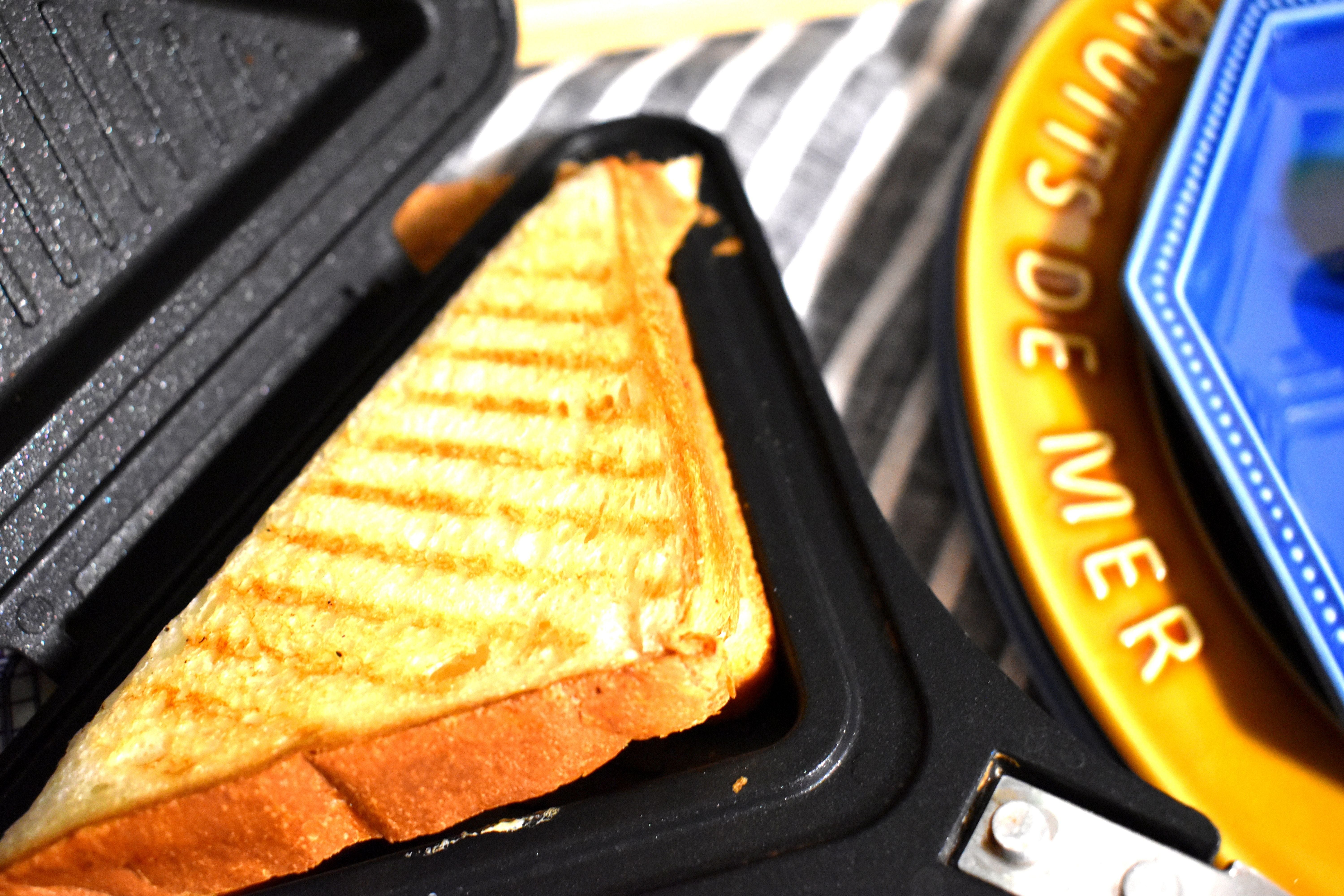 朝ごはんが楽しみになる！軽くてお手入れ簡単。三角形ホットサンド