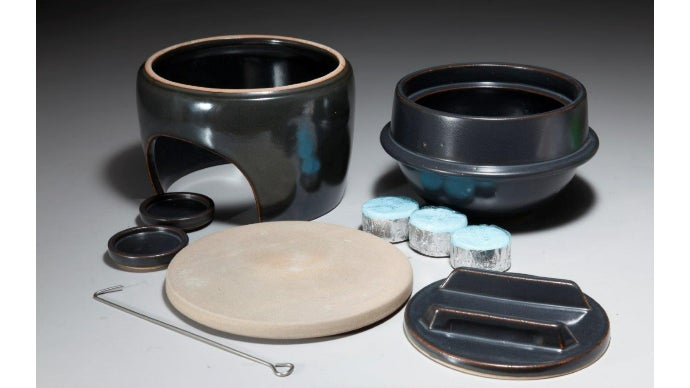 かまど付き土鍋。固形燃料でもガスでも炊飯可能。”有田焼竈門ご飯土鍋