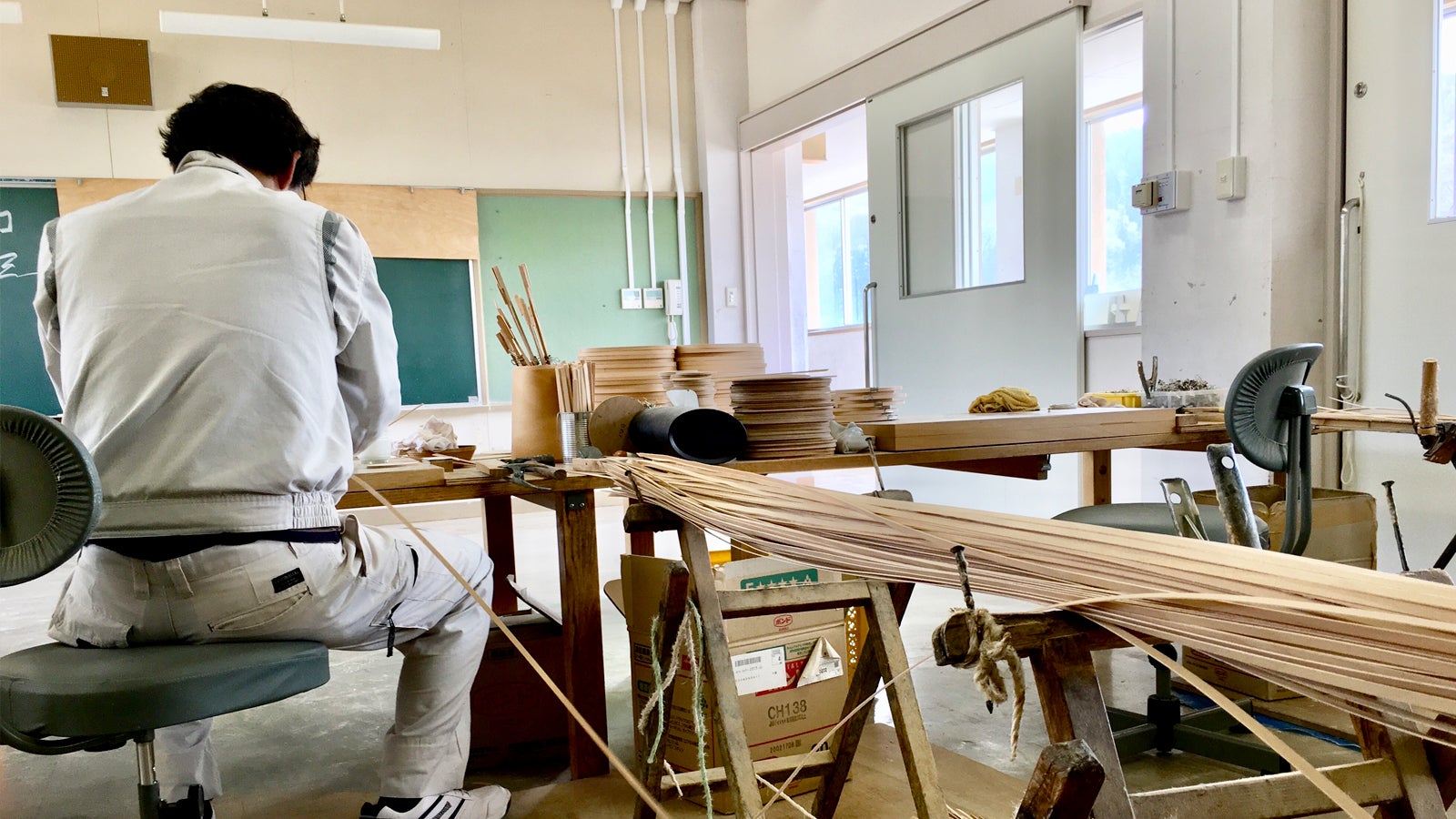 靴が脱ぎ履きしやすい高さ！ブナ天然木「玄関のため」のイス｜マクアケ