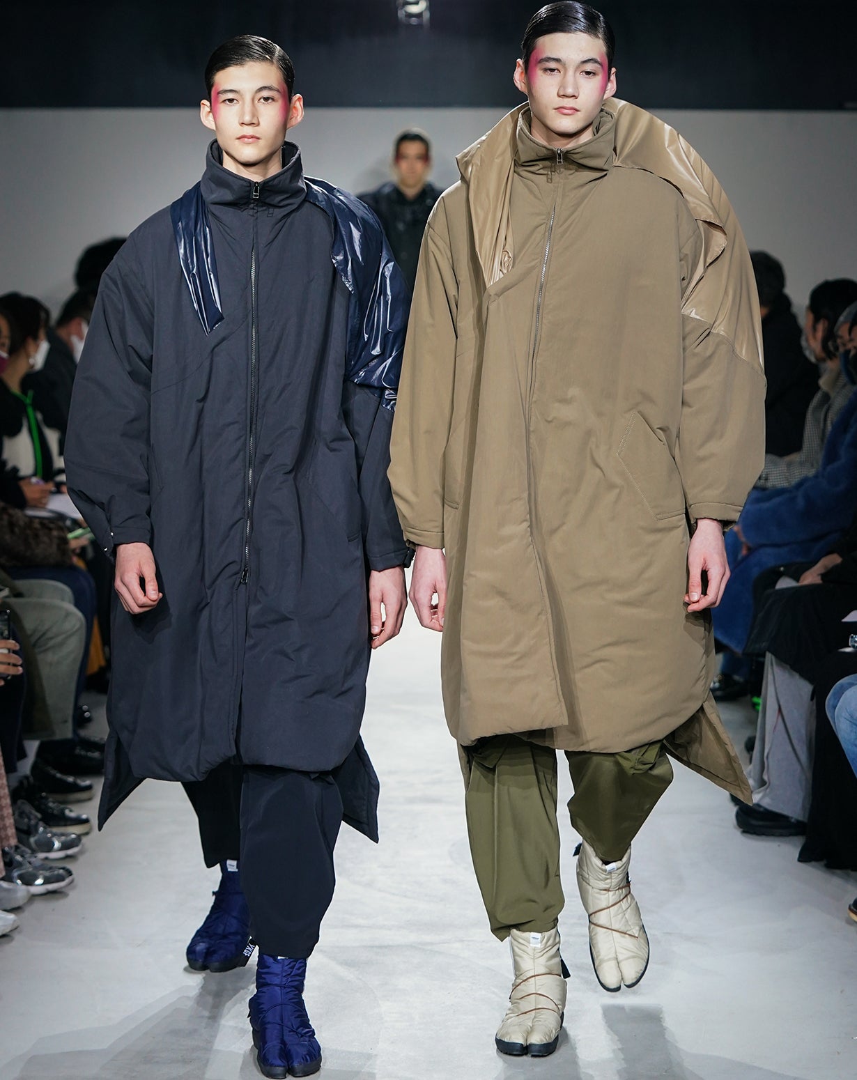 【未使用】最高級　良質ミンク　フリンジ付き黒ポンチョ　個性派デザイン BeBeoD（ベベッド） ポンチョ シティシックデザインフリンジポンチョ