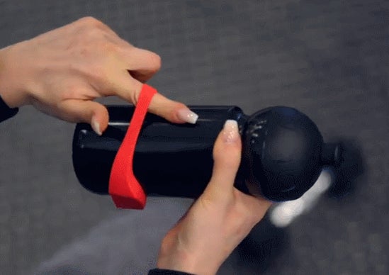 【ジムでボトルを床置きしない】超強力に吸着。ドイツ発 マグネットドリンクホルダー