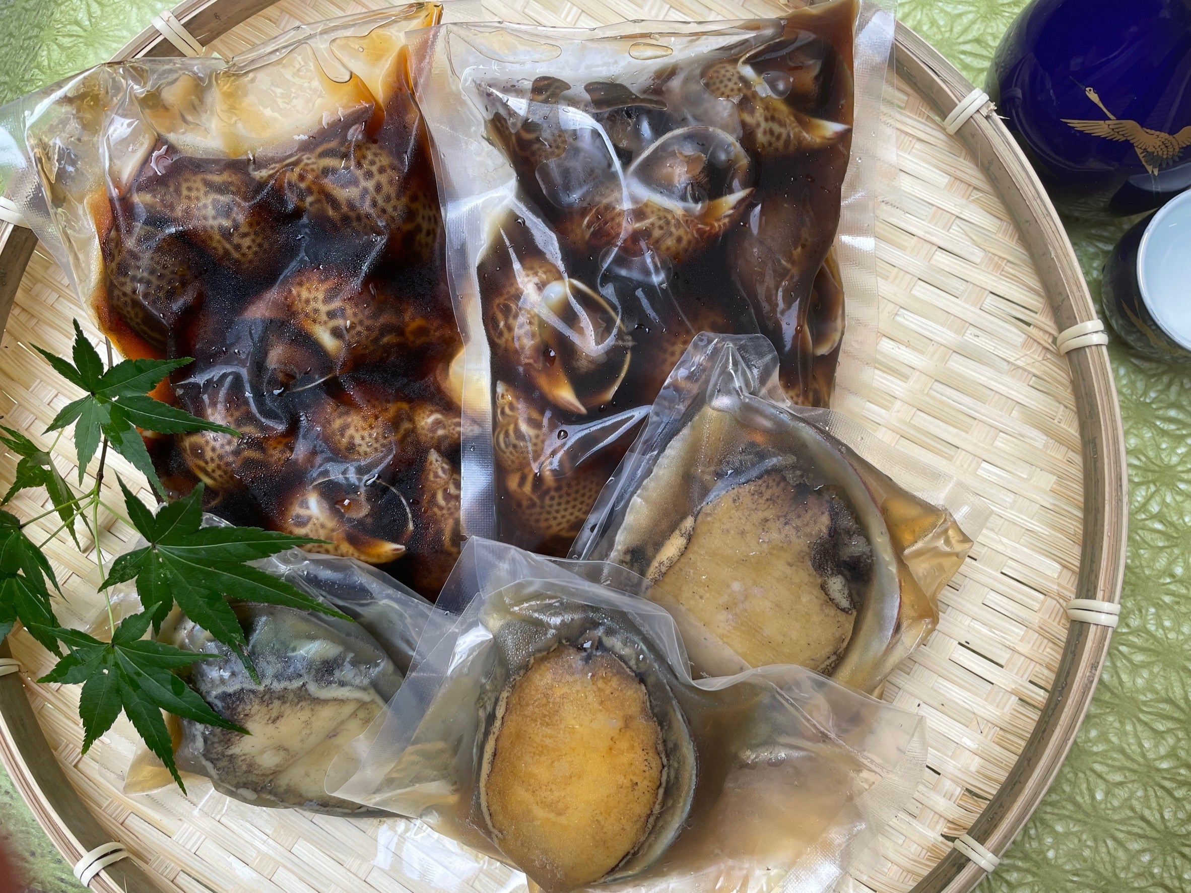 門外不出！創業90年伝統の味、煮汁が美味しい、貝の煮付け｜マクアケ
