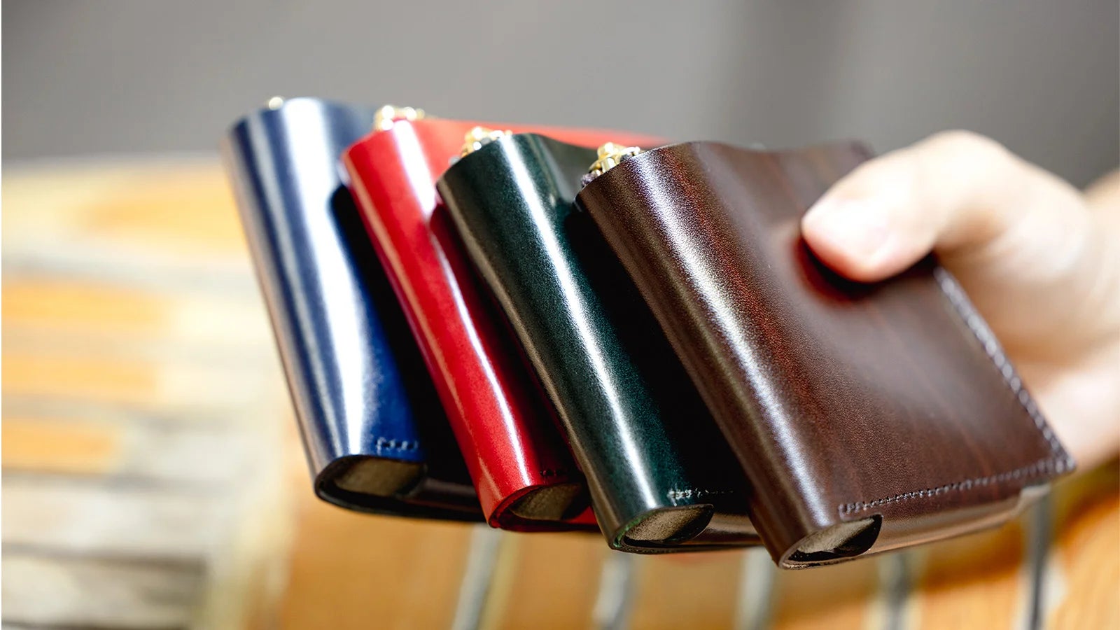 Makuake｜もうかさばらない！小銭・カードを上下で分けるコンパクト財布「ロフトウォレット」 実行者の活動レポート コミュニケーション｜マクアケ