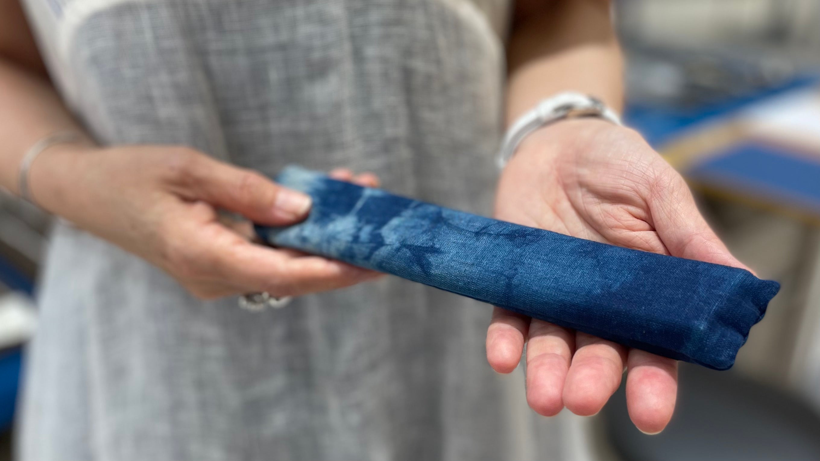 自然の色より送り出される風に、粋で上質な涼を感じる。「島藍扇子