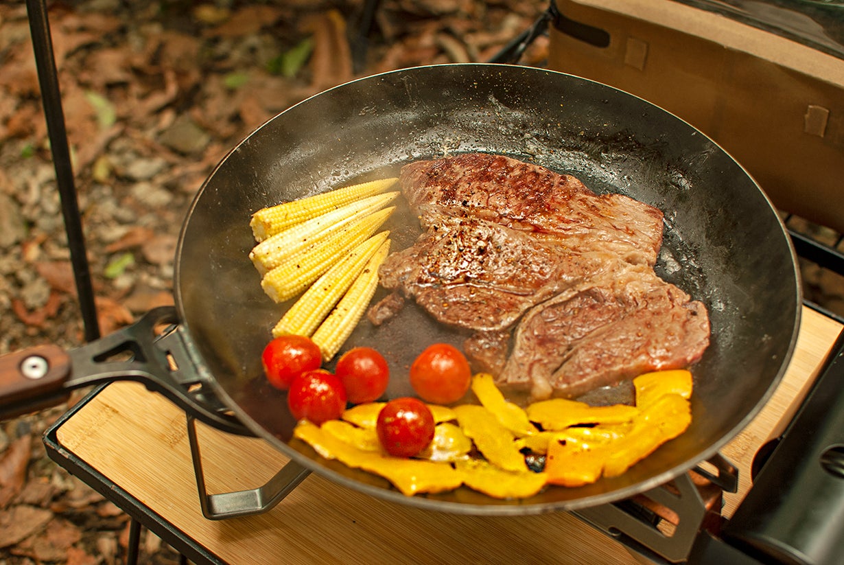 お家でもキャンプでも！取っ手が外せてプレートになる、極厚黒皮鉄板の